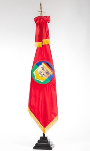 Bandera roja con escudo